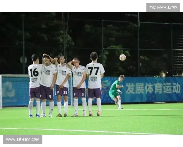 赛场内外：家长与教练组成的后援团成为独特风景线